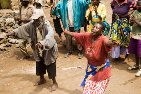 KISORO, UGANDA - DECEMBER 31, 2013  Unidentified pygmy people sing and dance in their village のeditorial素材
