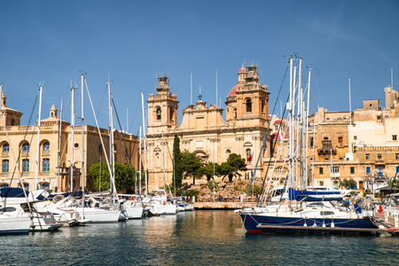 Malta. Birgu waterfront. Saint Lawrence's Church on a sunny day. Maltese attractions. Medieval architecture.のeditorial素材
