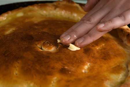 women's hands are smeared with oil hot ruddy pieの写真素材