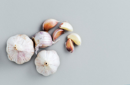 garlic top view garlic bulbs with garlic clovesの写真素材