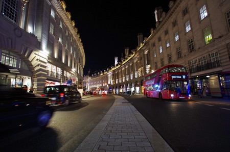 LONDON,UK - CIRCA OCT 2017 - Tourists and the typical red bus on Regent's street, near Piccadilly Circus.のeditorial素材