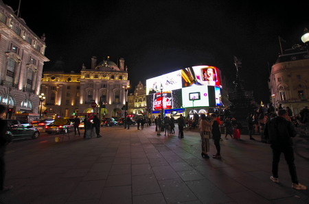 LONDON,UK - CIRCA OCT 2017 - Tourists, expats and Londoneers meet in Piccadilly Circus on Friday nightのeditorial素材