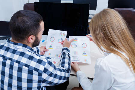 A neat and stylish office worker analyzes the schedule.の写真素材