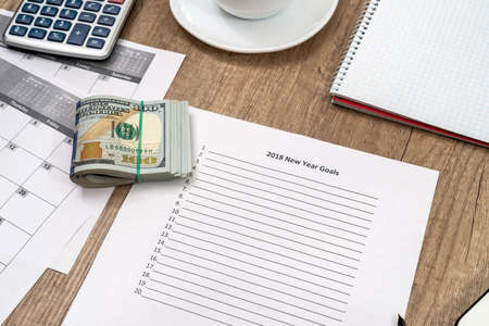 2018 New year goals with dollar on deskの写真素材