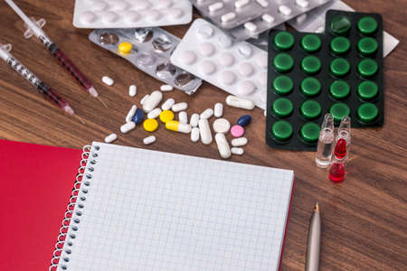 syringe, empty motepad and pillsの写真素材