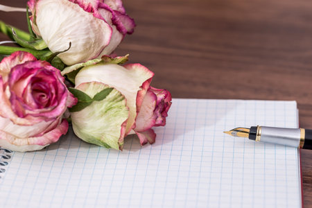 roses with empty note and penの写真素材