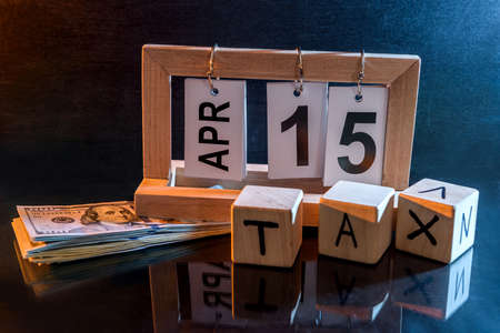 Calendar with date 15th April and cubes with word 'tax'の写真素材