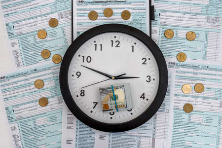 Dollar coins and banknotes with clock at 1040 formの写真素材