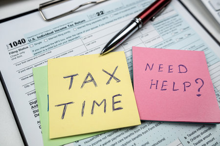 Memo sticker with text Need help on blank 1040 tax form 2022, taxation conceptの写真素材