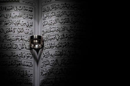 wedding ring over Al-Quranの写真素材