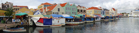 WILLEMSTAD, CURACAO - DECEMBER 10, 2013  Floating Market on the harbor of Willemstad on December 10, 2013 in Curacao, ABC Islandsのeditorial素材