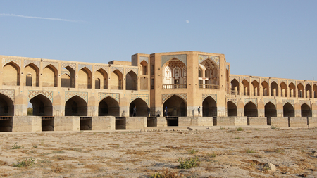 ISFAHAN, IRAN - OCTOBER 12, 2016: Khaju bridge crossing parched Zayandehrud river on October 12, 2016 in Isfahan, Iranのeditorial素材