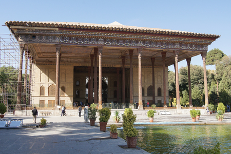 ISFAHAN, IRAN - OCTOBER 13, 2016: People visiting Chehel Sotun Palace on October 13, 2016 in Isfahan, Iranのeditorial素材