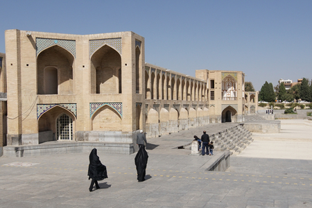 ISFAHAN, IRAN - OCTOBER 11, 2016: Khaju bridge crossing parched Zayandehrud river on October 11, 2016 in Isfahan, Iranのeditorial素材