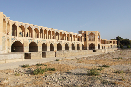 ISFAHAN, IRAN - OCTOBER 12, 2016: Khaju bridge crossing parched Zayandehrud river on October 12, 2016 in Isfahan, Iranのeditorial素材