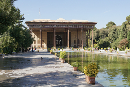 ISFAHAN, IRAN - OCTOBER 13, 2016: People visiting Chehel Sotun Palace on October 13, 2016 in Isfahan, Iranのeditorial素材