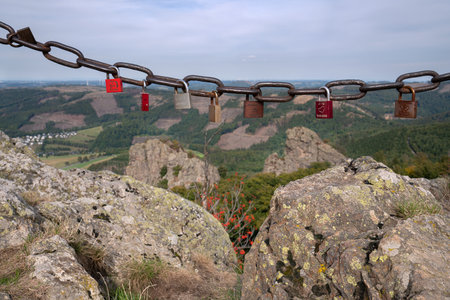 BRUCHHAUSEN, GERMANY - SEPTEMBER 23, 2022: Love locks on the peak of the Bruchhausen Stones on September 23, 2022 in Sauerland, Germanyのeditorial素材