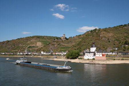 KAUB, GERMANY - AUGUST 13, 2022: Inland navigation vessels passing Kaub on the Rhine river on August 13, 2022 in Germany, Europeのeditorial素材