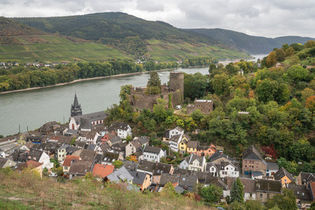 NIEDERHEIMBACH, GERMANY - OCTOBER 6, 2021: Panoramic image of small village Niederheimbach with Hohneck castle close to the Rhine river on October 6, 2021 in the Rhine valley, Germanyのeditorial素材