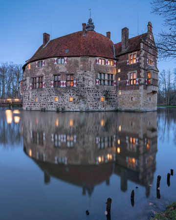 LUEDINGHAUSEN, GERMANY - JANUARY 7, 2023: Vischering castle in evening light on January 7, 2023 in Luedinghausen, Germanyのeditorial素材