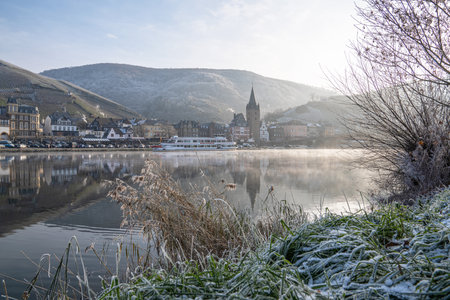 BERNKASTEL, GERMANY - DECEMBER 18, 2022: Panoramic image of Bernkastel on a cold and foggy winter day on December 18, 2022 in Rhineland-Palatinate, Germanyのeditorial素材
