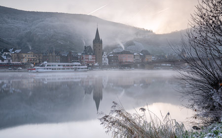 BERNKASTEL, GERMANY - DECEMBER 18, 2022: Panoramic image of Bernkastel on a cold and foggy winter day on December 18, 2022 in Rhineland-Palatinate, Germanyのeditorial素材