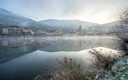 BERNKASTEL, GERMANY - DECEMBER 18, 2022: Panoramic image of Bernkastel on a cold and foggy winter day on December 18, 2022 in Rhineland-Palatinate, Germanyのeditorial素材