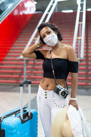 Portrait of a brunette woman ready to travel during the Covid-19 pandemic period.