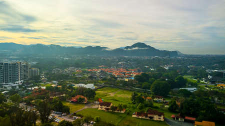 Aerial photography of a mountain in Ipoh with old and new buildings in the foreground.の写真素材