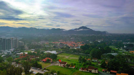 Aerial photography of a mountain in Ipoh with old and new buildings in the foreground.の写真素材
