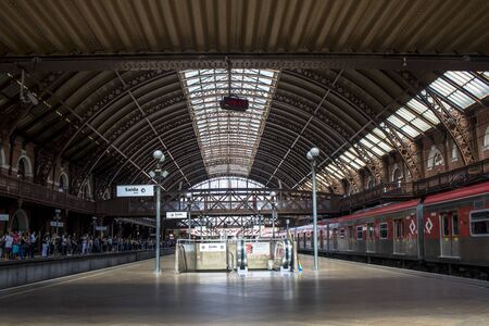 Sao Paulo, SP, Brazil, February 23, 2017. Moving inside the Luz Station, trains and passengers at the boarding and landing platforms of the various CPTM lines, Companhia Paulista de Trens Metropolitanos, which serve the metropolitan region, in the Bom Retのeditorial素材