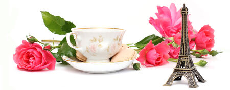 Eiffel tower over background of pink rosesの写真素材