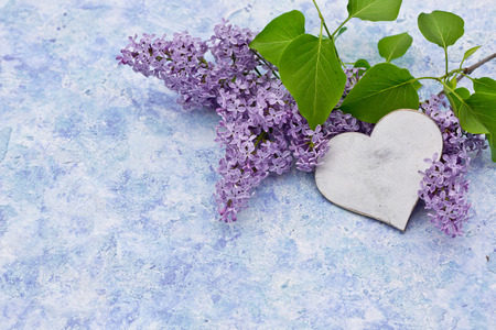 Lilac flowers and wooden heartの写真素材