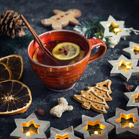 Christmas tea with spice and gingerbread cookieの写真素材