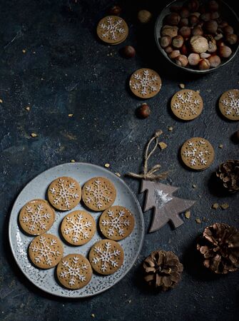 Christmas homemade gingerbread cookies on wooden table
の写真素材
