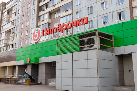 Krasnoyarsk, Russia - May 19, 2022: Pyatyorochka brand logo at the entrance in store. Pyatyorochka is a Russian retail chain of grocery storesのeditorial素材