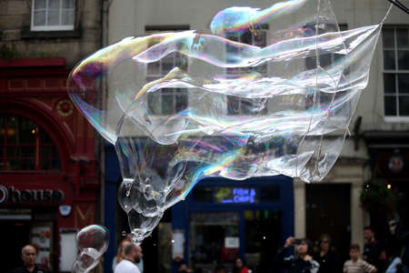A street artist blows hundreds of small, small and large bubbles in the city center. Edinburgh in Scotland 19 07 2019のeditorial素材