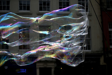 A street artist blows hundreds of small, small and large bubbles in the city center. Edinburgh in Scotland 19 07 2019のeditorial素材