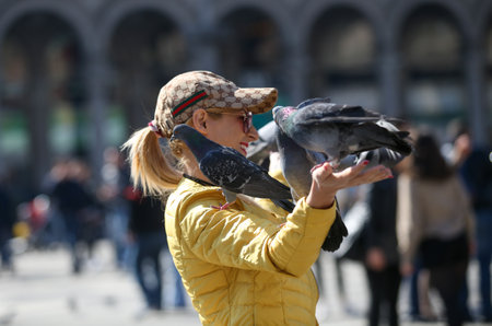 Feeding the pigeons in Milan square, Italy, 04 09 2017のeditorial素材