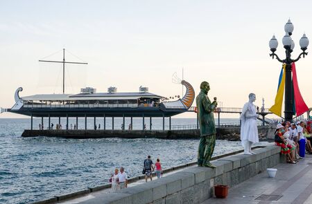Street actors in the image of "living statues" on the promenade of Yalta. Crimea.のeditorial素材