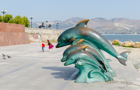 Bronze dolphins. Urban sculpture on the Shore Promenade of Novorossiysk. Novorossiysk, Krasnodar Krai, Russia - August 28, 2016.のeditorial素材