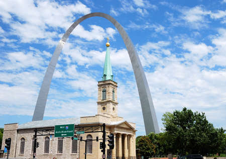 St. Louis Arch and the old Basilica Cathedral in St. Louis, Missouriのeditorial素材