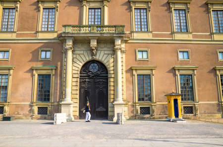 Sweden, Stockholm, May 29, 2018: Guard soldier at post near central enter facade Swedish Royal Palace official residence of King of Sweden in old historical town quarter Gamla Stanのeditorial素材