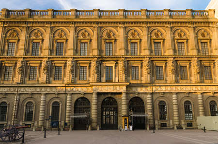 Sweden, Stockholm, May 29, 2018: Guard soldier at post near facade and cannons in courtyard square of Swedish Royal Palace official residence of King Sweden in old historical town quarter Gamla Stanのeditorial素材