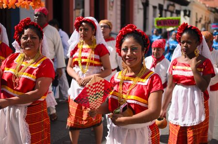 SAN CRISTOBAL DE LAS CASAS, MEXICO, 13 DECEMBER 2015: Women in traditional Chiapas dress walking outdoorsのeditorial素材