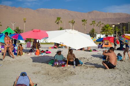 IQUIQUE, CHILE, 14 JANUARY 2017: old traditional peruvian couple at the city beachのeditorial素材