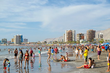 IQUIQUE, CHILE, 14 JANUARY 2017: people swimming and sunbathing at the main beach of the cityのeditorial素材