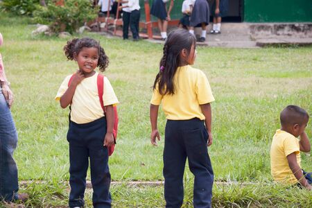 CANAIMA, VENEZUELA, 11 NOVEMBER 2010: girls outside during shool breakのeditorial素材
