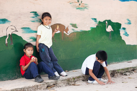 CANAIMA, VENEZUELA, 11 NOVEMBER 2010: Kids eating their simple lunch outside next to a painted school wallのeditorial素材