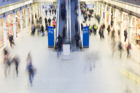 London Train Tube station Blur people movement in rush hour, at Kingのeditorial素材